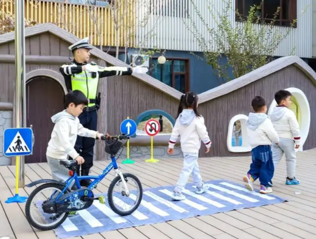 要抓紧孩子的手腕或许让孩子一直处在自己的视野之内防止意外产生 要抓紧孩子的手腕或许让孩子一直处在自己的视野之内防止意外产生