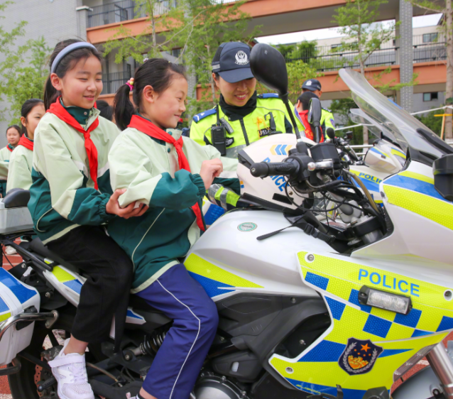 系好安全带使用安全座椅为了孩子的搭车安全请家长开车接送上下学时 系好安全带使用安全座椅为了孩子的搭车安全请家长开车接送上下学时