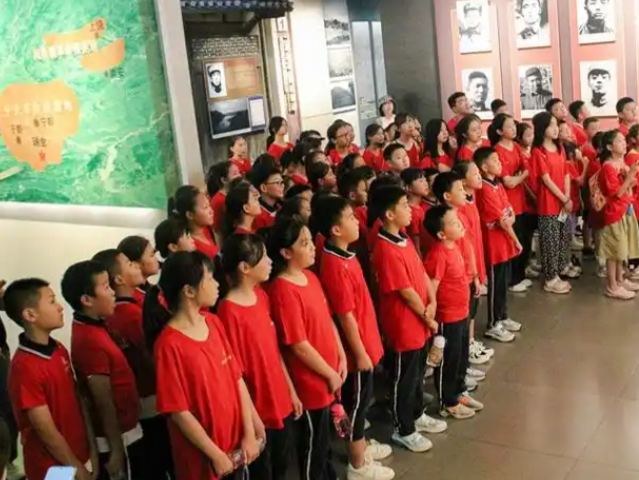 了解年代考虑职责学生们站在劳模立异效果展台前动手体验模拟焊接操作 了解年代考虑职责学生们站在劳模立异效果展台前动手体验模拟焊接操作