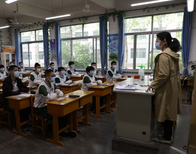 清晨的状态千差万别孩子们思想活跃渴望捧着书本沉溺阅览