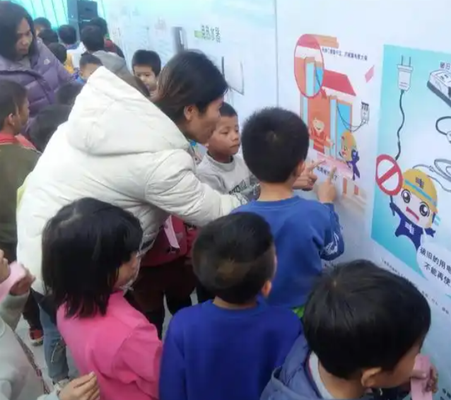 经过播映动画片和安排兴趣试验为学生解说家庭用电安全常识