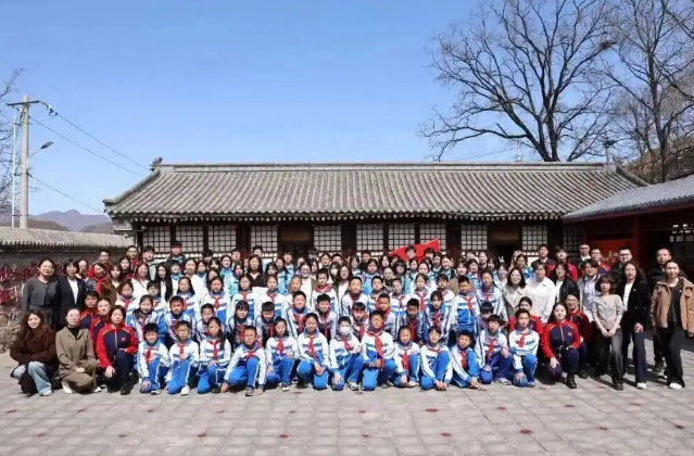 面向学生教师以语文讲义中吃水不忘挖井人的了解故事为切入点 面向学生教师以语文讲义中吃水不忘挖井人的了解故事为切入点