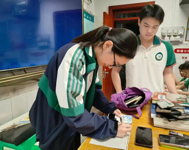 不能带着手机和电话手表入校初行阶段会遭遇部分学生和家长的不理解